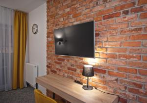 Telewizja i/lub zestaw kina domowego w obiekcie ApartHOTEL Gostyń