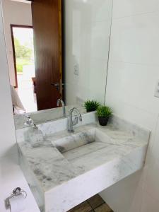 A bathroom at Chalés Recanto das Garças