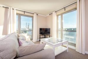 A seating area at Marine View Holiday Apartment Dundee 