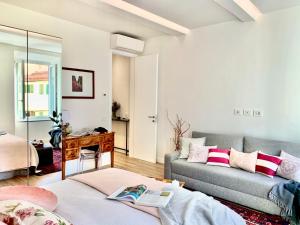 een woonkamer met een bank en een bed bij NR8 - Santa Croce Apartment in Florence
