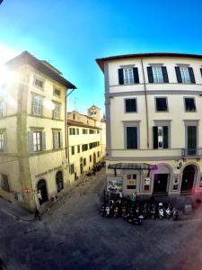 een groep motorfietsen geparkeerd voor een gebouw bij NR8 - Santa Croce Apartment in Florence