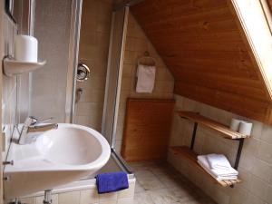 Ванная комната в Ferienwohnungen am Campingplatz