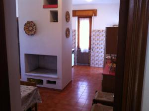 Habitación con sala de estar con chimenea. en Casa Vacanza Isola Rossa, en Trinità dʼAgultu