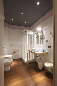 een badkamer met een toilet en een wastafel bij Hotels Campus in Collecchio