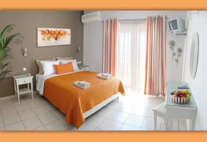 Кровать или кровати в номере Haris Hotel Apartments and Suites