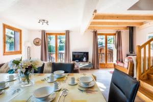 a dining room with a table and chairs at Glacier - Les Amethystes in Les Trabets