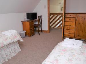 Katil atau katil-katil dalam bilik di Rowan Cottage