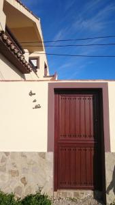 a house with a red door on the side of it at Son de Mar 1 in Bolonia