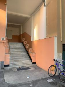 una bicicletta parcheggiata di fronte a un edificio con scale di La Casa di Sandra by PortofinoVacanze a Rapallo