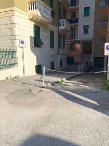 una strada con un nastro adesivo davanti a un edificio di La Casa di Sandra by PortofinoVacanze a Rapallo