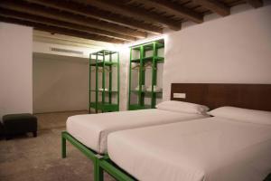 a bedroom with two beds and green shelving at Jacío House in Moya