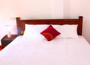 Postel nebo postele na pokoji v ubytování Himawari Beach Villa
