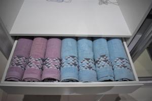 un cajón lleno de rollos de papel de diferentes colores en i-City-Casa Rosa - Wifi - Netflix - Movies - Parking - Sleeps 5 pax, en Shah Alam 22 fotos más