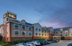 un hôtel avec des voitures garées sur un parking dans l'établissement Extended Stay America Suites - Chicago - Woodfield Mall, à Schaumburg