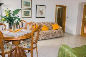 ein Wohnzimmer mit einem Tisch und einem Sofa in der Unterkunft Casa la Torre - YourPlace Abruzzo in Rocca San Giovanni