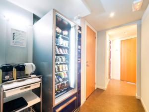 einen großen Kühlschrank mit Lebensmitteln darin in der Unterkunft Hostal Athenas in Sant Adria de Besos