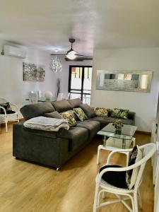 a living room with a couch and a table at Céntrico, cerca de la playa con aparcamiento privado gratis in Águilas