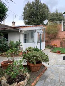 uma casa com vasos de plantas em frente em Resort Dependance di Villa Rosa Maria em Savona