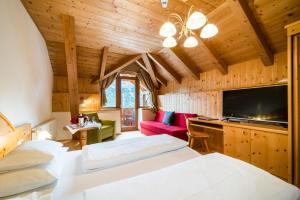 ein Schlafzimmer mit zwei Betten und einem Fernseher in einem Zimmer in der Unterkunft Hohe Gaisl in Prags + 89 Fotos