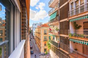 een uitzicht op een stadsstraat vanuit een gebouw bij Rooms Young People Only, Soho CityCenter in Málaga