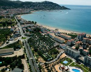 罗萨斯约卡马尔露营酒店的海滩和海洋的鸟瞰图