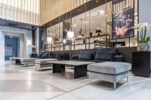 een lobby met banken en een tafel en stoelen bij Radisson Blu Hotel Prague in Praag