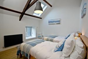 Gallery image of The Barn, 21 At The Beach, Torcross in Beesands