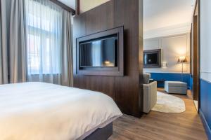 Radisson Blu Hotel Prague的电视和/或娱乐中心