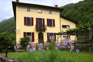 ゴルデヴィオにあるUnioneの紫の花の家