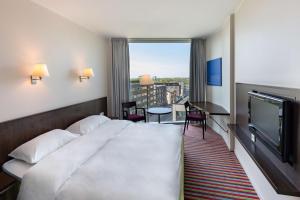 una camera d'albergo con un letto e una TV a schermo piatto di Park Inn by Radisson Meriton Conference & Spa Hotel Tallinn a Tallinn Altre 91 foto