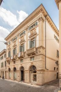 un gran edificio de ladrillo en una calle en Palazzo Monga Boutique Guesthouse en Verona