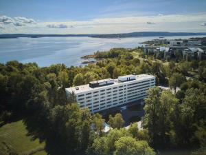 una vista aerea di un edificio accanto a una cassa d'acqua di Radisson Blu Park Hotel, Oslo a Fornebu
