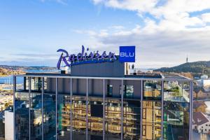 Un groupe de personnes au sommet d'un bâtiment dans l'établissement Radisson Blu Caledonien Hotel, Kristiansand, à Kristiansand