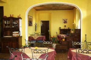 Un restaurante u otro lugar para comer en Unione 18 fotos más