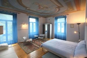 una camera con un grande letto e un soffitto a cassettoni di Unione a Gordevio