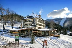 スピンドレルフ・ムリンにあるHotel Prahaの雪山の大きな建物