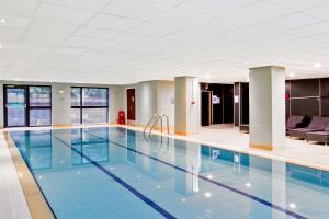 The swimming pool at or close to Radisson Blu Manchester Airport