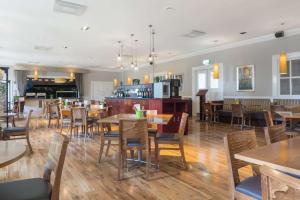 un restaurante con mesas y sillas en una habitación en Park Inn by Radisson Shannon Airport en Shannon