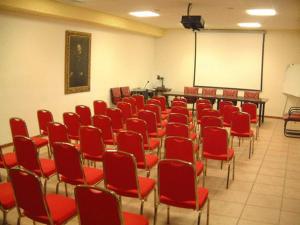 sala konferencyjna z czerwonymi krzesłami i białą deską w obiekcie Hotel Tortorina w mieście Urbino