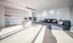 sala de estar con sofá y escritorio en Villa Limonium Deluxe, TarracoHomes, en Tarragona