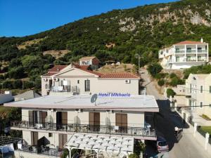Nespecifikovaný výhled na hory nebo výhled na hory při pohledu z hotelu