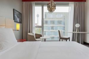 Un pat sau paturi într-o cameră la Radisson Blu Media Harbour Hotel, Düsseldorf