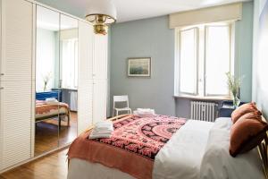 En eller flere senge i et værelse på Parma A due passi dal Duomo Apartment