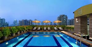 Bazén v ubytování Radisson Mumbai Goregaon nebo v jeho okolí
