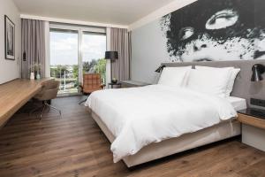 Tempat tidur dalam kamar di Radisson Blu Hotel Köln