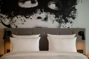Tempat tidur dalam kamar di Radisson Blu Hotel Köln