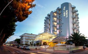 un hotel con un cartello sul lato di una strada di Hotel Lido ad Alba Adriatica