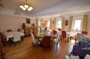 comedor con mesa y sillas en Hotel Gästehaus Priester, en Limburg an der Lahn