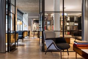 Posezení v ubytování Radisson Blu Hotel, London Mercer Street