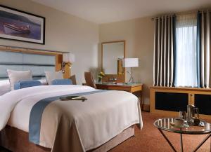 Ein Bett oder Betten in einem Zimmer der Unterkunft Radisson BLU Hotel and Spa, Limerick